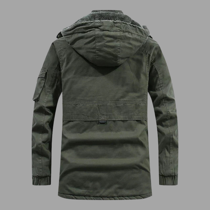 Laden Sie das Bild in Galerie -Viewer, Grüne Herren-Winterjacke mit Kapuze, Rückansicht. Robustes Design, warm gefüttert, ideal für Outdoor-Aktivitäten. Langer Schnitt, modisch und funktional.
