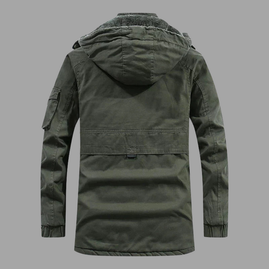 Grüne Herren-Winterjacke mit Kapuze, Rückansicht. Robustes Design, warm gefüttert, ideal für Outdoor-Aktivitäten. Langer Schnitt, modisch und funktional.