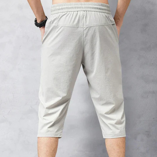 Herren Sporthose, grau, knielang, elastischer Bund, atmungsaktives Material, ideal für Fitness und Freizeit, Rückansicht.