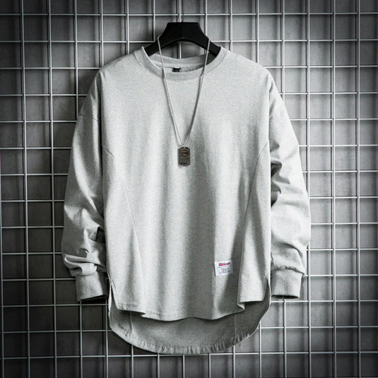 Graues Langarmshirt auf einem Gitterhintergrund, mit Kette. Modisches Herrenoberteil, urbaner Stil, minimalistisches Design, Streetwear.