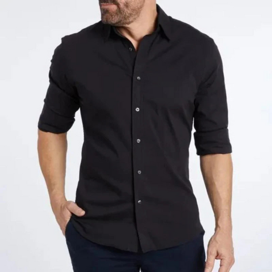 Mann trägt schwarzes Hemd mit hochgekrempelten Ärmeln, eleganter Look, Mode für Herren, Freizeitkleidung, stilvolles Outfit, weißer Hintergrund.