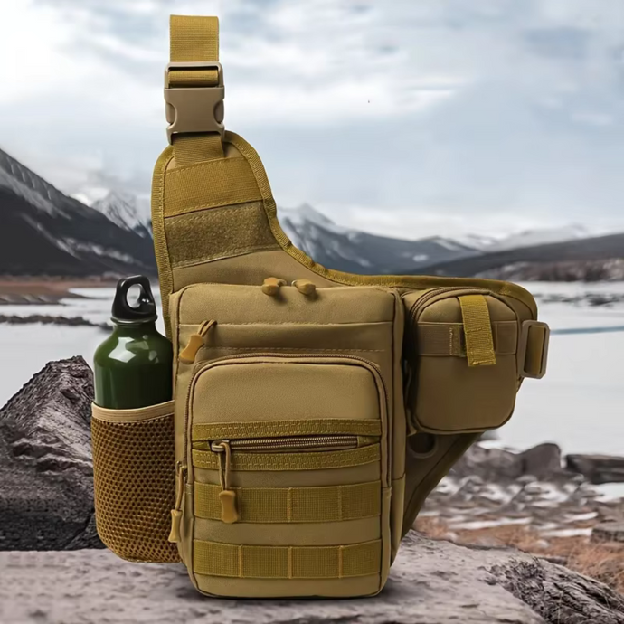 Olivegrüne taktische Umhängetasche mit mehreren Fächern und Wasserflaschenhalter, platziert auf Felsen vor schneebedeckten Bergen und See.