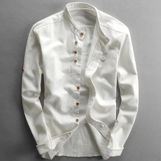 Weiße Herrenhemd mit Stehkragen, Holzknöpfen und langen Ärmeln auf grauem Hintergrund. Modisches, elegantes Design für stilvolle Outfits.