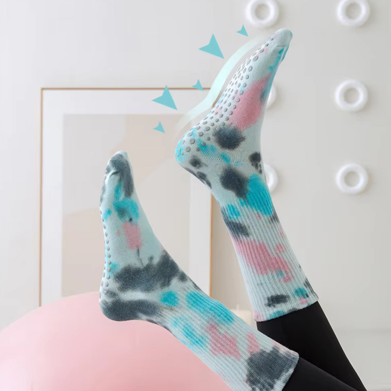 Laden Sie das Bild in Galerie -Viewer, Bunte rutschfeste Socken mit blau-pinkem Batikmuster, ideal für Yoga oder Pilates, auf hellem Hintergrund. Bequeme, stilvolle Sportbekleidung.
