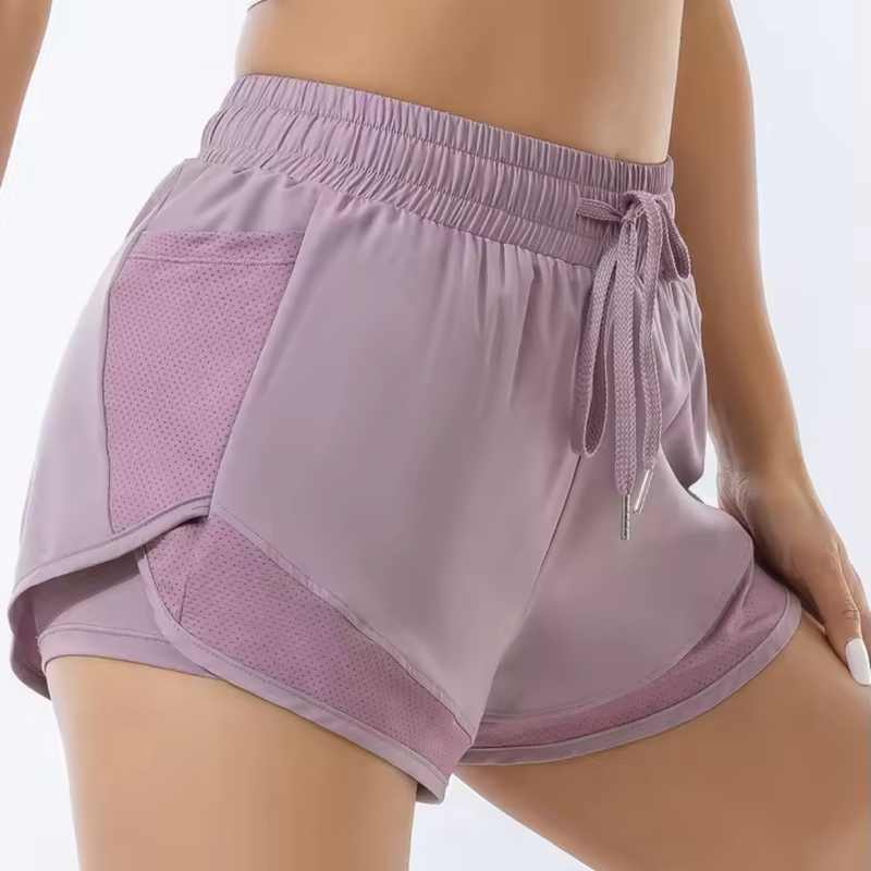 Laden Sie das Bild in Galerie -Viewer, Damen Sportshorts in Lila, atmungsaktiv und bequem, ideal für Fitness und Laufen. Elastischer Bund mit Kordelzug, modisches Design.
