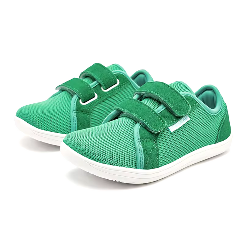 Laden Sie das Bild in Galerie -Viewer, Grüne Kinderschuhe mit Klettverschluss, atmungsaktivem Mesh-Obermaterial und weißer Sohle. Bequeme Sneaker für Jungen und Mädchen.
