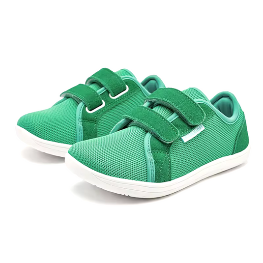 Grüne Kinderschuhe mit Klettverschluss, atmungsaktivem Mesh-Obermaterial und weißer Sohle. Bequeme Sneaker für Jungen und Mädchen.