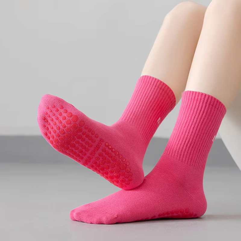 Laden Sie das Bild in Galerie -Viewer, Rosa rutschfeste Socken auf Füßen, ideal für Yoga oder Pilates. Weiche, bequeme Baumwollsocken mit Noppen für besseren Halt auf glatten Böden.
