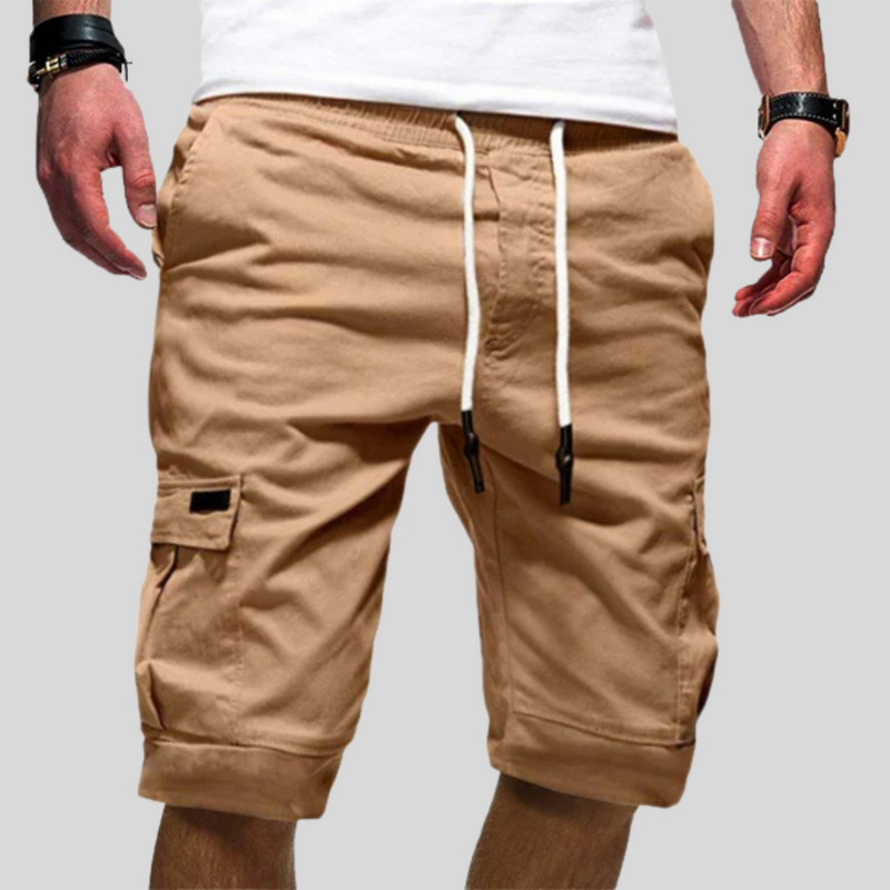 Laden Sie das Bild in Galerie -Viewer, Männer Cargo-Shorts in Beige mit Kordelzug, Taschen und lässigem Design. Ideal für Sommermode und Freizeitkleidung.
