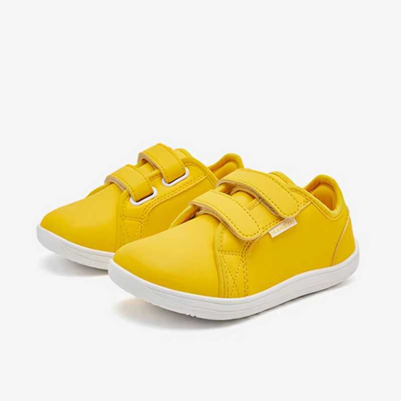 Laden Sie das Bild in Galerie -Viewer, Gelbe Kinderschuhe mit Klettverschluss auf weißem Hintergrund. Bequeme, rutschfeste Sneaker für Kinder. Ideal für Alltag und Spielplatz.

