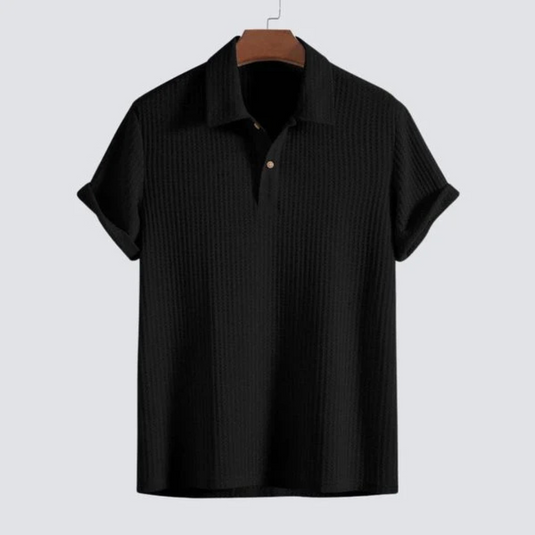 Schwarzes Polohemd aus Baumwolle mit kurzen Ärmeln und Knopfleiste, auf einem Kleiderbügel. Elegantes Herrenoberteil, ideal für Freizeit und Büro.