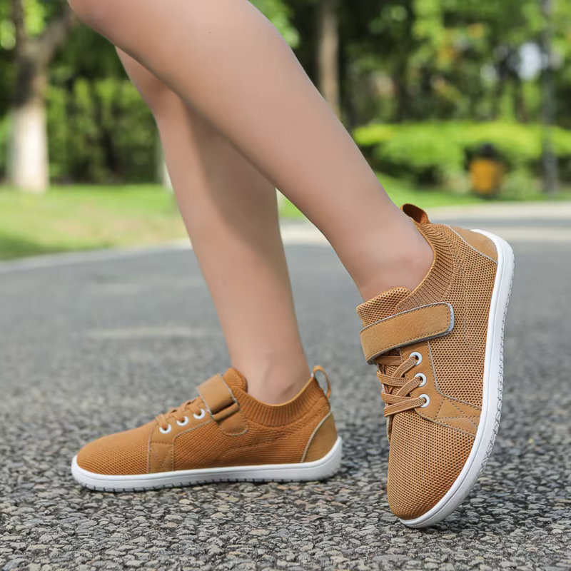 Laden Sie das Bild in Galerie -Viewer, Beige Sneaker mit Klettverschluss und Schnürsenkeln auf Asphaltweg im Freien. Bequeme, atmungsaktive Schuhe für Damen, ideal für Spaziergänge.

