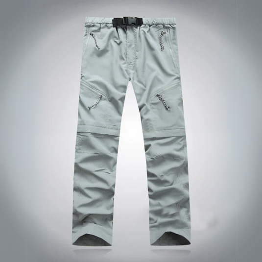 Graue Outdoor-Hose mit Reißverschlusstaschen und Gürtel, ideal für Wandern und Trekking. Robustes Material, funktionales Design.