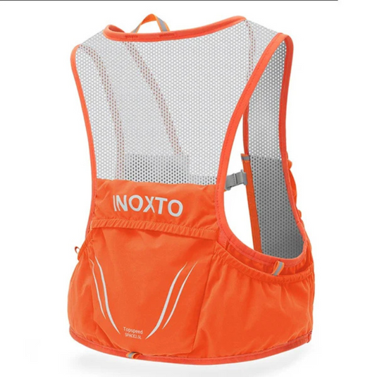 Orangefarbener Inoxto-Laufrucksack mit atmungsaktivem Mesh-Design, ideal für Outdoor-Aktivitäten und Sport. Leicht, funktional und stilvoll.