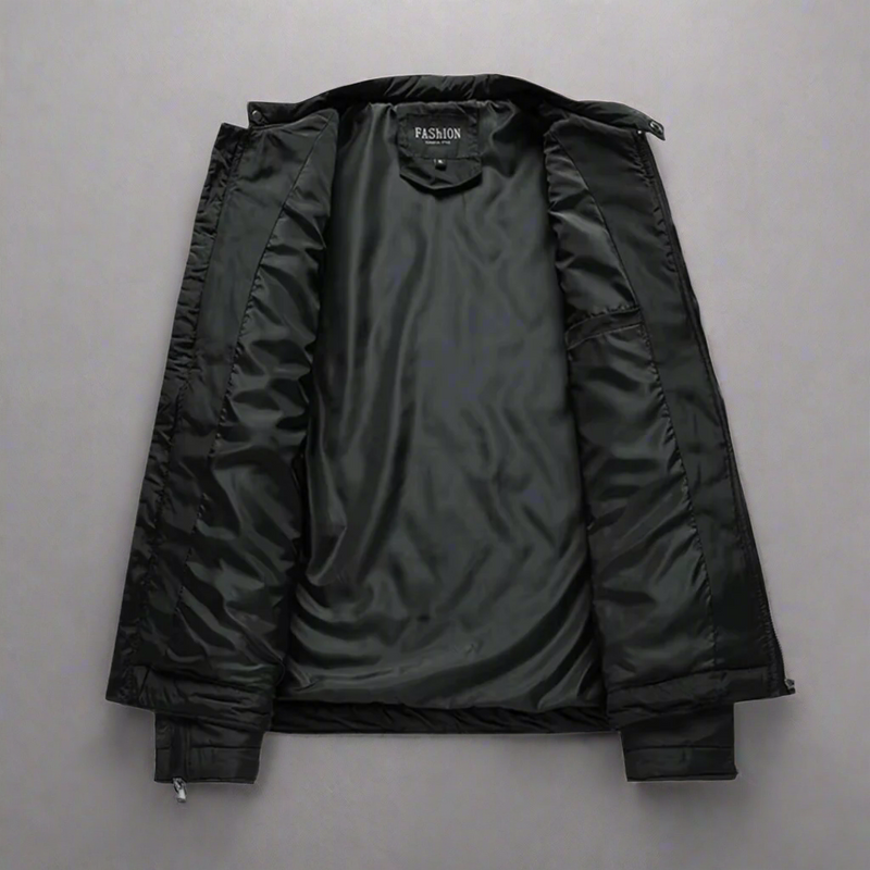 Laden Sie das Bild in Galerie -Viewer, Schwarze Herrenjacke aus Nylon, geöffnet, mit Reißverschluss und Stehkragen. Modisches Design, ideal für Herbst und Winter.
