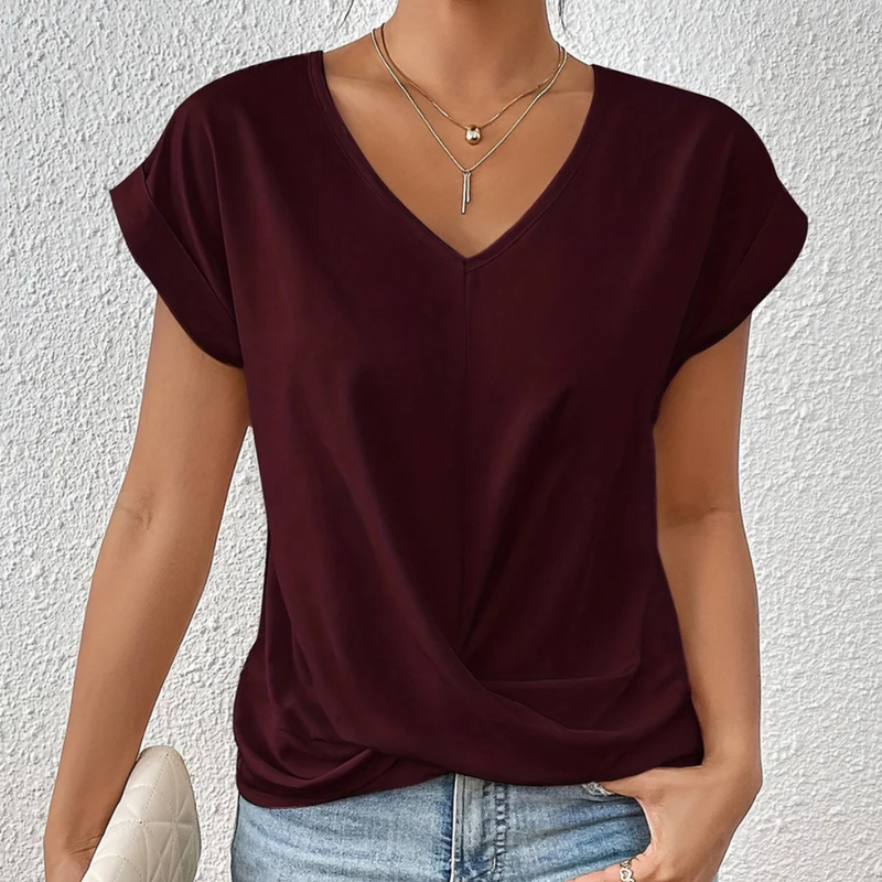 Laden Sie das Bild in Galerie -Viewer, Damen T-Shirt in Weinrot, V-Ausschnitt, kurze Ärmel, lässiger Stil, kombiniert mit blauer Jeans. Perfekt für Freizeitmode und Sommeroutfits.
