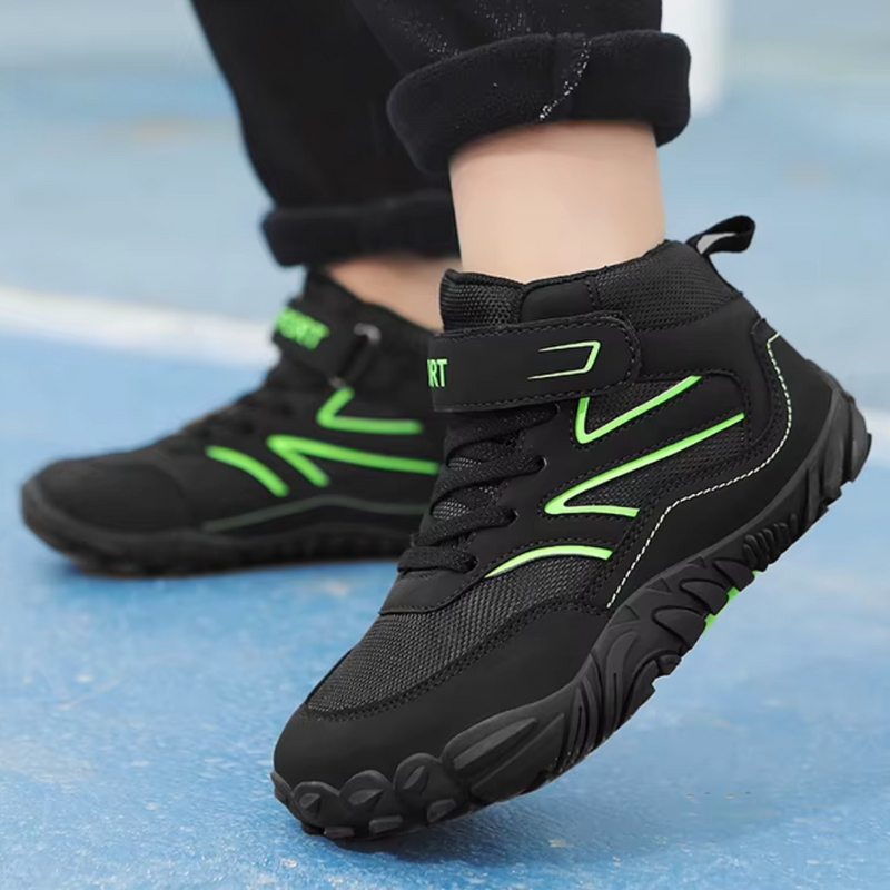 Laden Sie das Bild in Galerie -Viewer, Schwarze Kindersportschuhe mit grünen Akzenten auf blauem Boden. Bequeme, rutschfeste Sneakers für Jungen, ideal für Outdoor-Aktivitäten.
