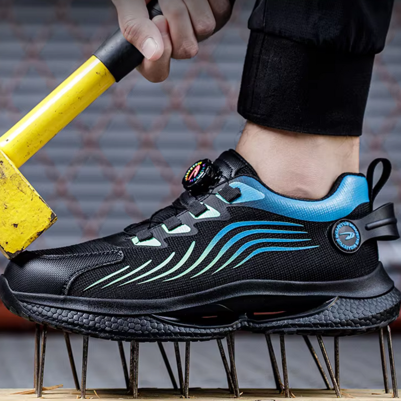 Laden Sie das Bild in Galerie -Viewer, Schwarzer Sicherheitsschuh mit blauen Akzenten, tritt auf Nägel, während ein gelber Hammer den Schuh testet. Robuste, durchstichsichere Arbeitsschuhe.
