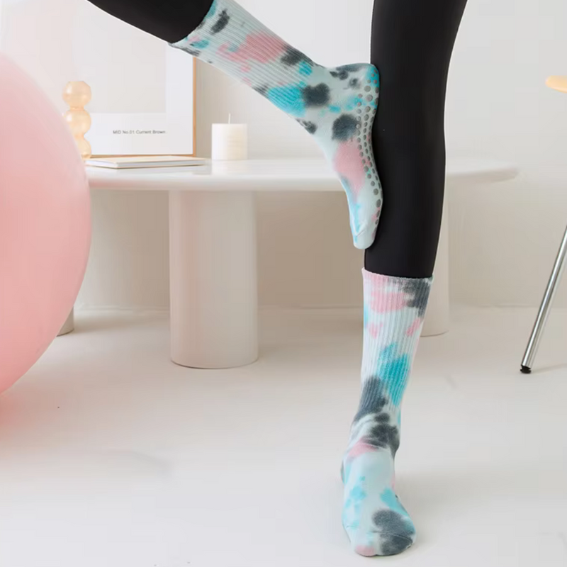 Laden Sie das Bild in Galerie -Viewer, Bunte rutschfeste Socken auf Yoga-Matte, ideal für Pilates und Fitness. Komfortable, stilvolle Socken für Sport und Freizeit.
