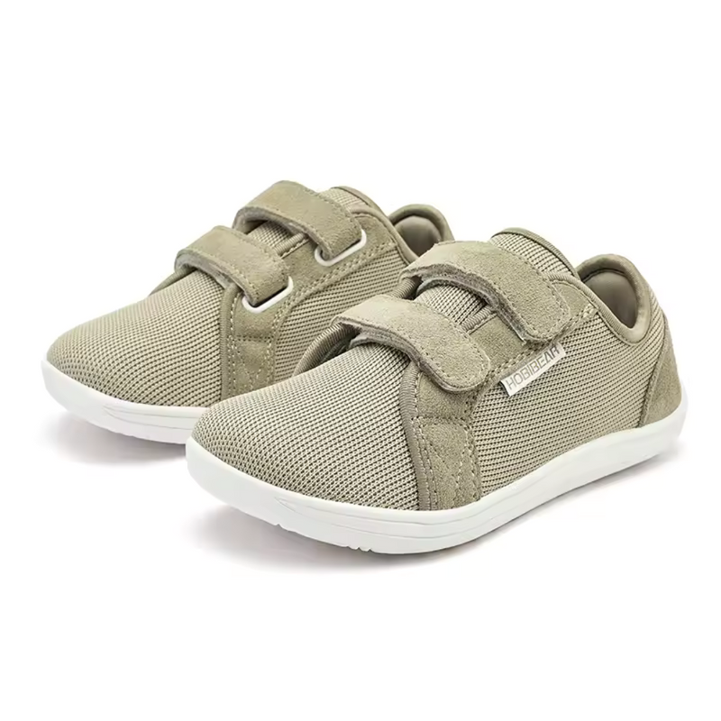 Laden Sie das Bild in Galerie -Viewer, Beige Kinderschuhe mit Klettverschluss, atmungsaktivem Mesh-Obermaterial und weißer Sohle. Ideal für Jungen und Mädchen, bequem und modisch.

