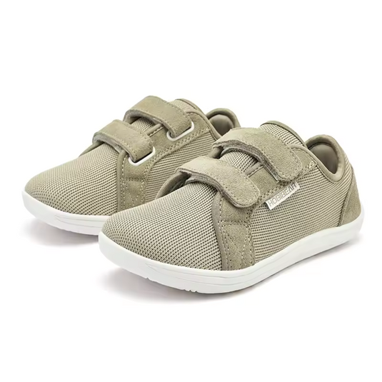Beige Kinderschuhe mit Klettverschluss, atmungsaktivem Mesh-Obermaterial und weißer Sohle. Ideal für Jungen und Mädchen, bequem und modisch.