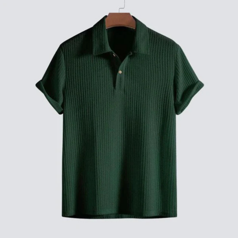 Laden Sie das Bild in Galerie -Viewer, Dunkelgrünes Polohemd aus Baumwolle, kurzärmelig, mit Knopfleiste, auf einem Kleiderbügel. Ideal für Herrenmode, Freizeitkleidung, Sommeroutfits.
