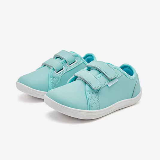 Türkise Kinderschuhe mit Klettverschluss auf weißem Hintergrund. Bequeme, modische Sneaker für Kinder. Ideal für Alltag und Freizeit.