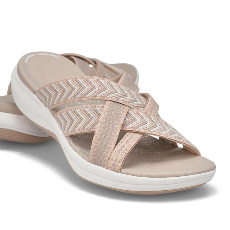 Laden Sie das Bild in Galerie -Viewer, Beige Damen-Sandalen mit überkreuzten Riemen und Chevron-Muster, bequeme Sohle, ideal für Sommermode und Freizeitkleidung.
