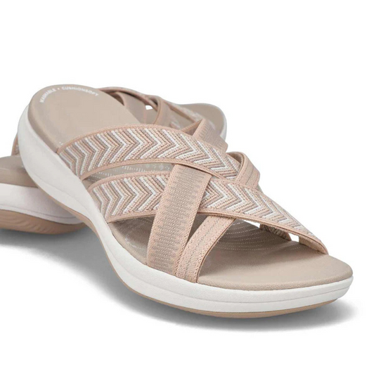 Beige Damen-Sandalen mit überkreuzten Riemen und Chevron-Muster, bequeme Sohle, ideal für Sommermode und Freizeitkleidung.
