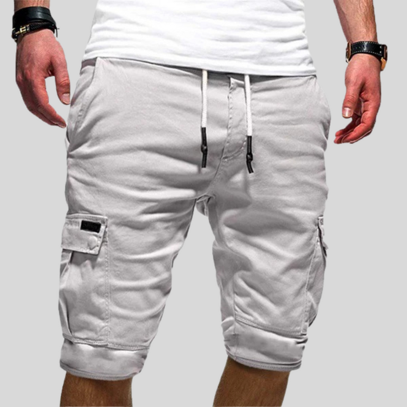 Laden Sie das Bild in Galerie -Viewer, Herren Cargo Shorts in Hellgrau, knielang, mit Kordelzug und Seitentaschen. Ideal für Sommermode und Freizeitkleidung.
