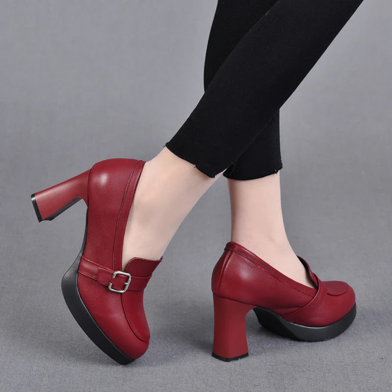 Laden Sie das Bild in Galerie -Viewer, Rote Damenpumps mit Blockabsatz und Schnalle, getragen zu schwarzer Hose. Modische, elegante Schuhe für Damen, ideal für Büro oder Abendveranstaltungen.
