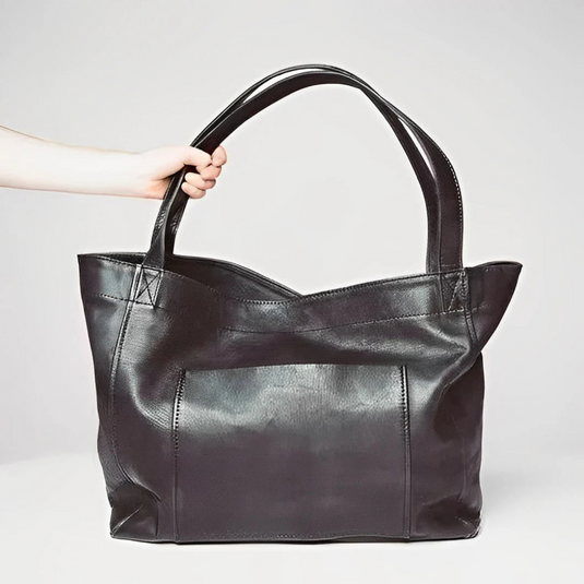 Schwarze Ledertasche mit breiten Henkeln, minimalistischem Design und geräumigem Innenraum. Perfekt für Alltag und Büro. Hochwertige Handtasche.