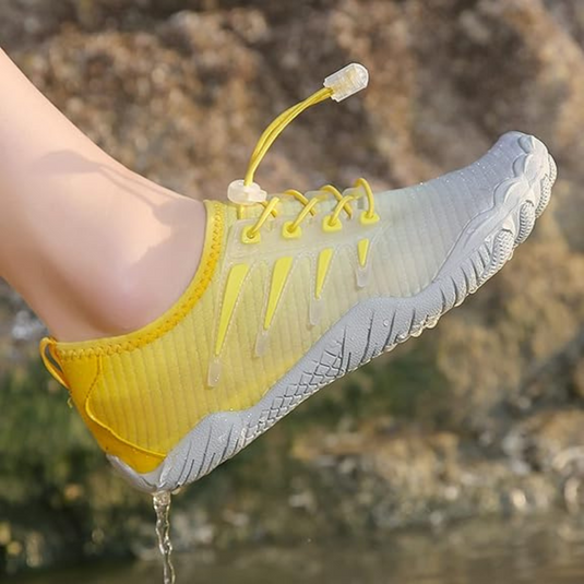 Gelber Wasserschuh mit grauer Sohle, ideal für Outdoor-Aktivitäten. Atmungsaktiv, rutschfest und schnell trocknend, perfekt für Wassersport.
