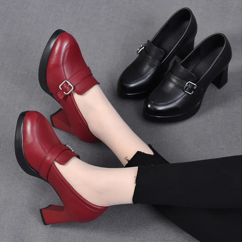 Laden Sie das Bild in Galerie -Viewer, Rote und schwarze Damen-Loafer mit Blockabsatz auf grauem Hintergrund, modische Schuhe, elegantes Design, ideal für Büro und Alltag.
