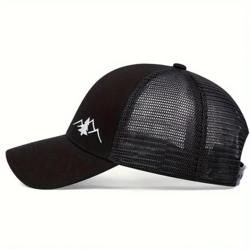 Laden Sie das Bild in Galerie -Viewer, Schwarze Trucker-Cap mit Netzrückseite und gesticktem Bergmotiv, seitliche Ansicht. Ideal für Outdoor-Aktivitäten und modische Freizeitkleidung.
