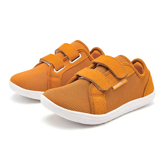 Orange Kinder-Sneaker mit Klettverschluss, atmungsaktivem Mesh-Obermaterial und weißer Sohle. Bequeme, modische Schuhe für Jungen und Mädchen.