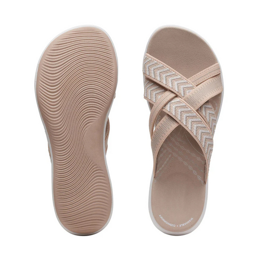 Beige Damen-Sandalen mit überkreuzten Riemen und Chevron-Muster, rutschfeste Sohle. Ideal für Sommermode und Freizeitkleidung.