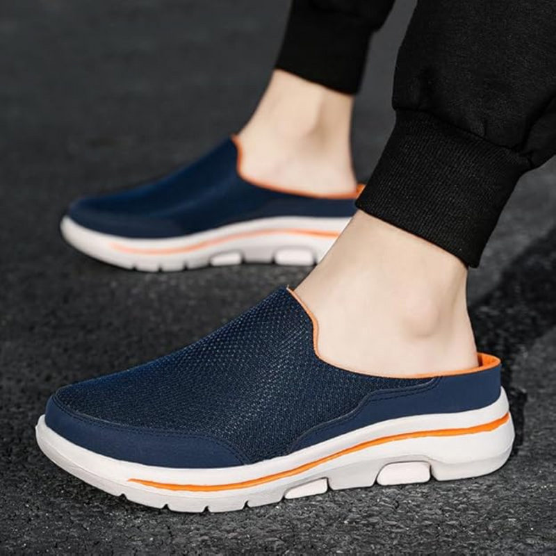 Laden Sie das Bild in Galerie -Viewer, Blaue Herren-Sneaker mit weißer Sohle und orangefarbenen Akzenten auf Asphalt. Bequeme, atmungsaktive Freizeitschuhe für den Alltag.
