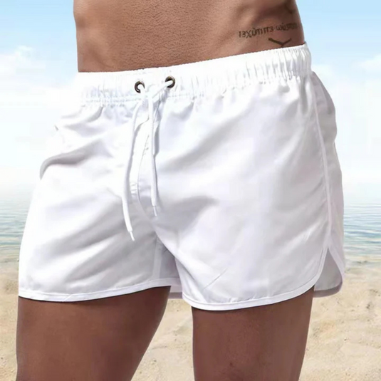 Weiße Herren-Badeshorts am Strand, elastischer Bund mit Kordelzug, ideal für Sommer, Strandmode, Badebekleidung, Herrenmode.