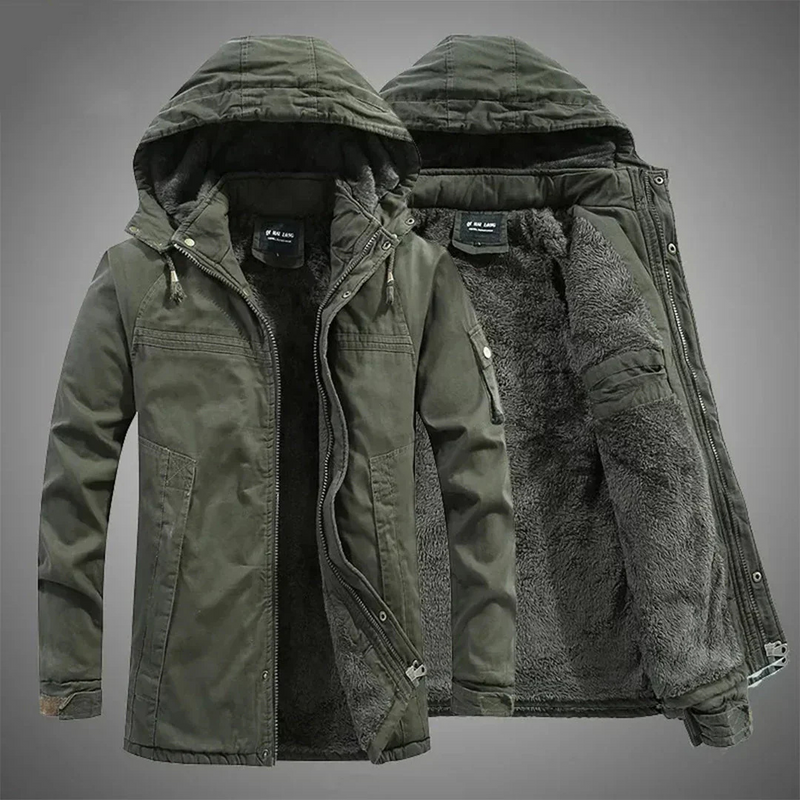 Laden Sie das Bild in Galerie -Viewer, Dunkelgrüne Herren-Winterjacke mit Kapuze, warmem Fleecefutter und Reißverschluss. Ideal für kalte Temperaturen. Outdoor-Bekleidung.
