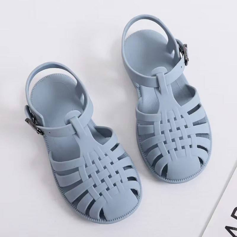 Laden Sie das Bild in Galerie -Viewer, Blaue Sandalen aus Kunststoff mit geflochtenem Design und verstellbarem Riemen, ideal für Sommermode und Strandkleidung.
