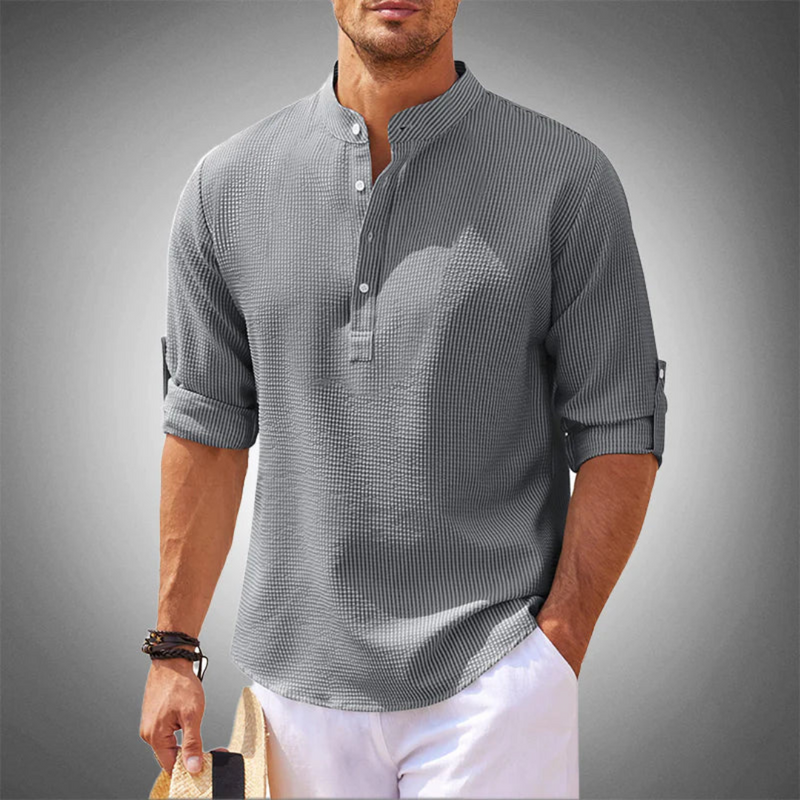 Laden Sie das Bild in Galerie -Viewer, Graues Herrenhemd mit Stehkragen und hochgekrempelten Ärmeln, lässiger Stil, ideal für Sommermode. Perfekt für Freizeit- und Strandoutfits.
