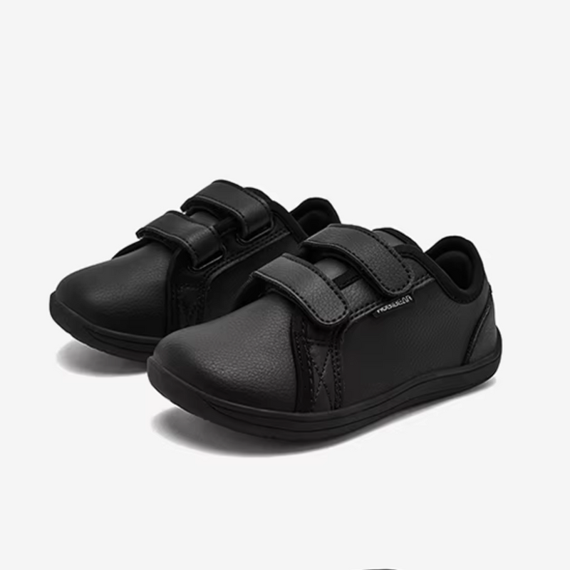 Laden Sie das Bild in Galerie -Viewer, Schwarze Kinderschuhe mit Klettverschluss, ideal für Schule und Alltag. Bequeme, strapazierfähige Sneaker für Jungen und Mädchen.
