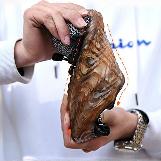 Hände halten flexiblen, transparenten Sneaker mit wellenförmiger Sohle. Innovatives Schuhdesign, modisch, bequem, rutschfest. Ideal für Sport und Freizeit.