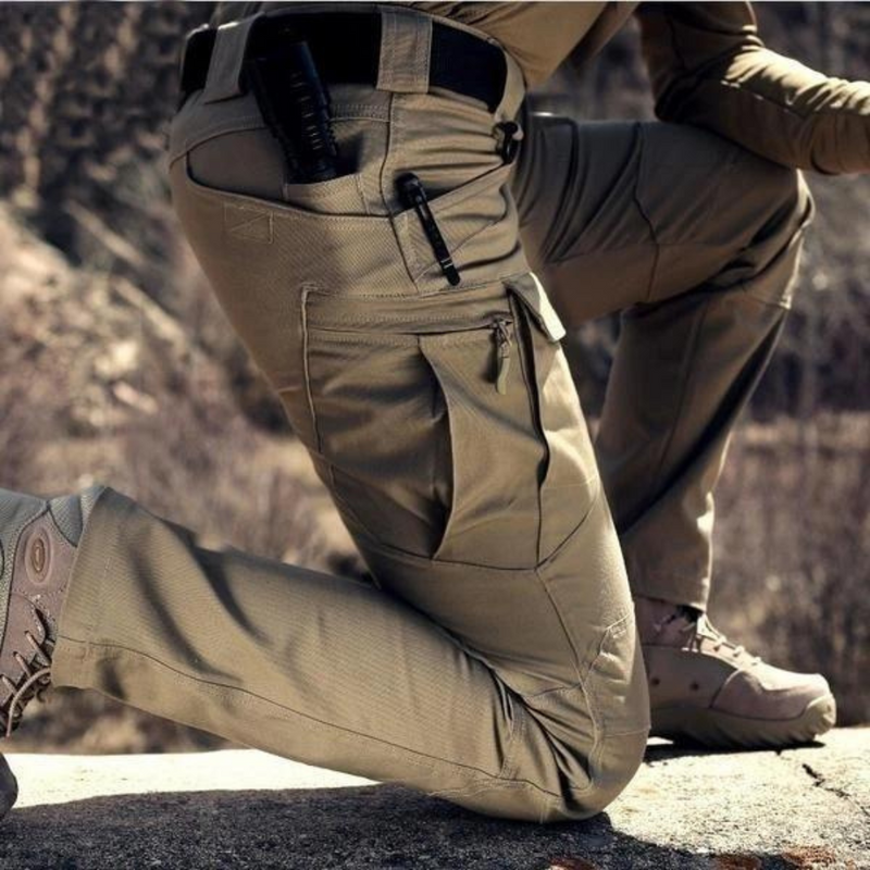 Laden Sie das Bild in Galerie -Viewer, Taktische Hose in Beige mit mehreren Taschen, ideal für Outdoor-Aktivitäten. Robustes Design, geeignet für Wandern und Abenteuer.
