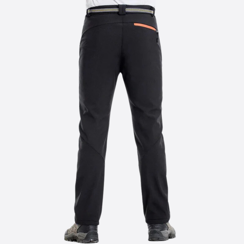 Laden Sie das Bild in Galerie -Viewer, Schwarze Outdoor-Hose für Herren, Rückansicht. Funktionale Wanderhose mit orangefarbener Reißverschlusstasche, ideal für Trekking und Outdoor-Aktivitäten.
