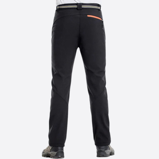 Schwarze Outdoor-Hose für Herren, Rückansicht. Funktionale Wanderhose mit orangefarbener Reißverschlusstasche, ideal für Trekking und Outdoor-Aktivitäten.