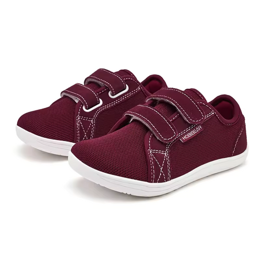 Bordeauxrote Kinderschuhe mit Klettverschluss, atmungsaktivem Mesh-Obermaterial und weißer Sohle. Bequeme Sneaker für Jungen und Mädchen.