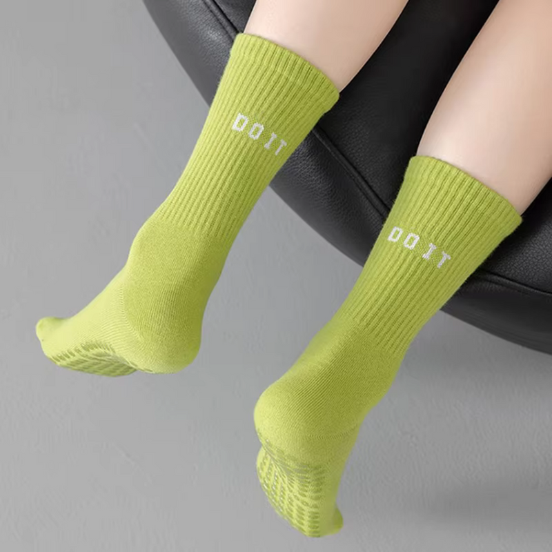 Laden Sie das Bild in Galerie -Viewer, Grüne Socken mit &quot;DO IT&quot;-Aufschrift, rutschfest, auf grauem Hintergrund. Ideal für Sport, Yoga, Fitness. Bequeme, atmungsaktive Baumwolle.
