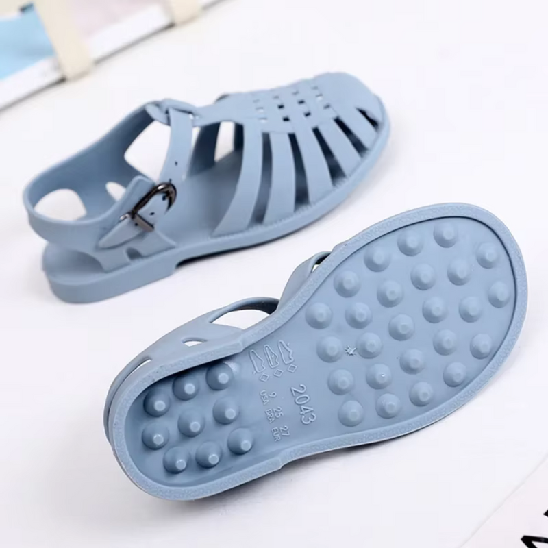 Laden Sie das Bild in Galerie -Viewer, Blaue Sandalen aus Kunststoff mit rutschfester Sohle und verstellbarem Riemen, ideal für Sommer und Strand. Bequeme und modische Freizeitschuhe.
